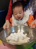 11102荳荳班的寶寶～和老師一起滾元宵