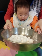 11102荳荳班的寶寶～和老師一起滾元宵