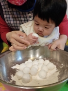 11102荳荳班的寶寶～和老師一起滾元宵