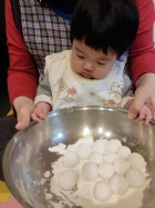 11102荳荳班的寶寶～和老師一起滾元宵