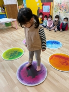 五彩繽紛的顏色盤～來玩玩顏色辨別的遊戲囉！
