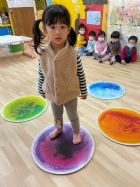 五彩繽紛的顏色盤～來玩玩顏色辨別的遊戲囉！