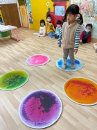 五彩繽紛的顏色盤～來玩玩顏色辨別的遊戲囉！