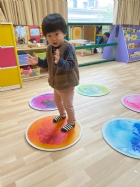 五彩繽紛的顏色盤～來玩玩顏色辨別的遊戲囉！