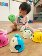 八音鐘是為最入門的音律樂器哦！可愛的熊熊圖案，讓寶貝們更有興趣玩耍