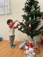 11112大家一起想辦法裝飾聖誕樹,寶貝們請幫忙哦!