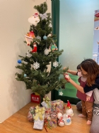 11112大家一起想辦法裝飾聖誕樹,寶貝們請幫忙哦!