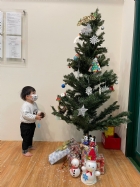 11112大家一起想辦法裝飾聖誕樹,寶貝們請幫忙哦!