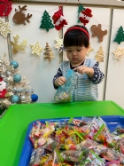 11112整盤滿滿的糖果～寶貝們看到都給予滿足的笑容，這就是寶寶對節慶最直接的反應哦！