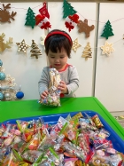 11112整盤滿滿的糖果～寶貝們看到都給予滿足的笑容，這就是寶寶對節慶最直接的反應哦！