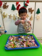 11112整盤滿滿的糖果～寶貝們看到都給予滿足的笑容，這就是寶寶對節慶最直接的反應哦！