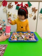 11112整盤滿滿的糖果～寶貝們看到都給予滿足的笑容，這就是寶寶對節慶最直接的反應哦！