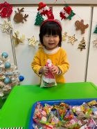 11112整盤滿滿的糖果～寶貝們看到都給予滿足的笑容，這就是寶寶對節慶最直接的反應哦！