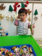 11112整盤滿滿的糖果～寶貝們看到都給予滿足的笑容，這就是寶寶對節慶最直接的反應哦！