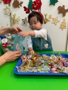 11112整盤滿滿的糖果～寶貝們看到都給予滿足的笑容，這就是寶寶對節慶最直接的反應哦！