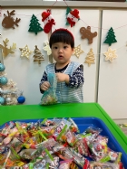 11112整盤滿滿的糖果～寶貝們看到都給予滿足的笑容，這就是寶寶對節慶最直接的反應哦！