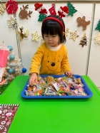 11112整盤滿滿的糖果～寶貝們看到都給予滿足的笑容，這就是寶寶對節慶最直接的反應哦！