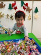 11112整盤滿滿的糖果～寶貝們看到都給予滿足的笑容，這就是寶寶對節慶最直接的反應哦！