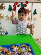 11112整盤滿滿的糖果～寶貝們看到都給予滿足的笑容，這就是寶寶對節慶最直接的反應哦！