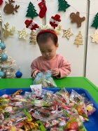 11112整盤滿滿的糖果～寶貝們看到都給予滿足的笑容，這就是寶寶對節慶最直接的反應哦！