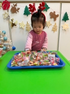 11112整盤滿滿的糖果～寶貝們看到都給予滿足的笑容，這就是寶寶對節慶最直接的反應哦！