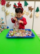 11112整盤滿滿的糖果～寶貝們看到都給予滿足的笑容，這就是寶寶對節慶最直接的反應哦！