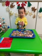 11112整盤滿滿的糖果～寶貝們看到都給予滿足的笑容，這就是寶寶對節慶最直接的反應哦！