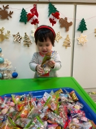 11112整盤滿滿的糖果～寶貝們看到都給予滿足的笑容，這就是寶寶對節慶最直接的反應哦！