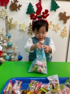 11112整盤滿滿的糖果～寶貝們看到都給予滿足的笑容，這就是寶寶對節慶最直接的反應哦！