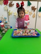 11112整盤滿滿的糖果～寶貝們看到都給予滿足的笑容，這就是寶寶對節慶最直接的反應哦！