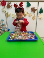 11112整盤滿滿的糖果～寶貝們看到都給予滿足的笑容，這就是寶寶對節慶最直接的反應哦！