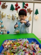 11112整盤滿滿的糖果～寶貝們看到都給予滿足的笑容，這就是寶寶對節慶最直接的反應哦！