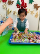 11112整盤滿滿的糖果～寶貝們看到都給予滿足的笑容，這就是寶寶對節慶最直接的反應哦！