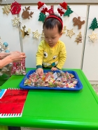 11112整盤滿滿的糖果～寶貝們看到都給予滿足的笑容，這就是寶寶對節慶最直接的反應哦！