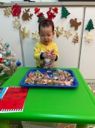 11112整盤滿滿的糖果～寶貝們看到都給予滿足的笑容，這就是寶寶對節慶最直接的反應哦！