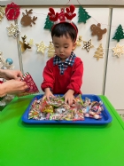 11112整盤滿滿的糖果～寶貝們看到都給予滿足的笑容，這就是寶寶對節慶最直接的反應哦！