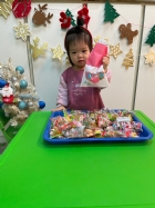 11112整盤滿滿的糖果～寶貝們看到都給予滿足的笑容，這就是寶寶對節慶最直接的反應哦！