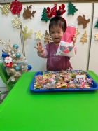 11112整盤滿滿的糖果～寶貝們看到都給予滿足的笑容，這就是寶寶對節慶最直接的反應哦！