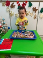 11112整盤滿滿的糖果～寶貝們看到都給予滿足的笑容，這就是寶寶對節慶最直接的反應哦！