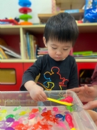 11203漂亮的小金魚在水裡游來游去，寶寶來撈魚囉！