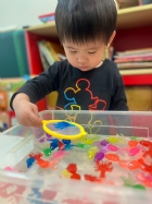 11203漂亮的小金魚在水裡游來游去，寶寶來撈魚囉！