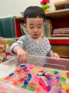 11203漂亮的小金魚在水裡游來游去，寶寶來撈魚囉！