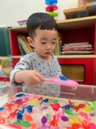 11203漂亮的小金魚在水裡游來游去，寶寶來撈魚囉！