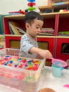 11203漂亮的小金魚在水裡游來游去，寶寶來撈魚囉！