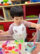 11203漂亮的小金魚在水裡游來游去，寶寶來撈魚囉！