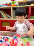 11203漂亮的小金魚在水裡游來游去，寶寶來撈魚囉！