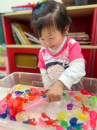 11203漂亮的小金魚在水裡游來游去，寶寶來撈魚囉！