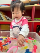 11203漂亮的小金魚在水裡游來游去，寶寶來撈魚囉！