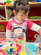 11203漂亮的小金魚在水裡游來游去，寶寶來撈魚囉！