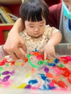 11203漂亮的小金魚在水裡游來游去，寶寶來撈魚囉！